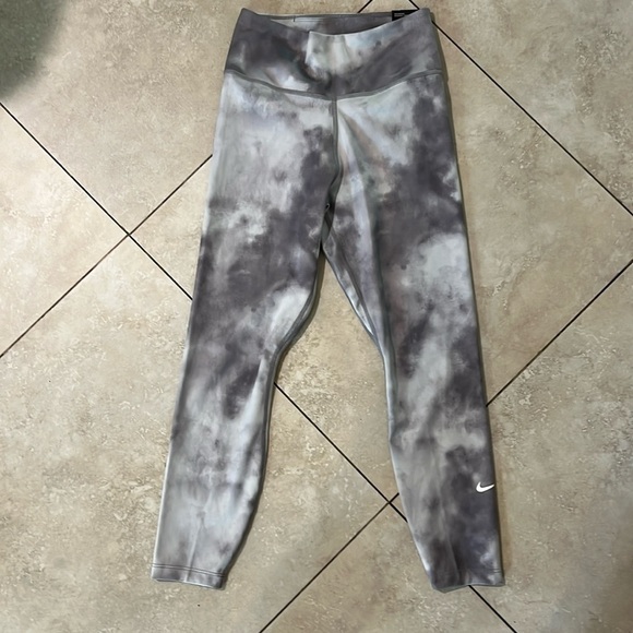 Nike Pants - NWT Nike Tight Fit Leggings